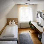 Guest house Weinstube Sinas Brettl Noerdlingen